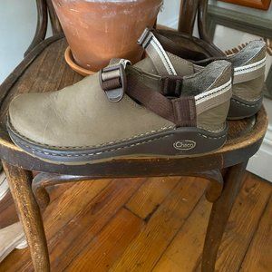 CHACO Pedshed Tan Leather Closed Toe Clog Vibram